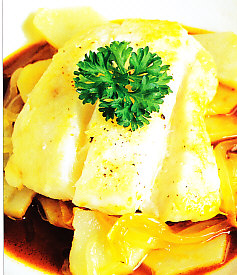 Merluza con patatas y ajo y pimienta