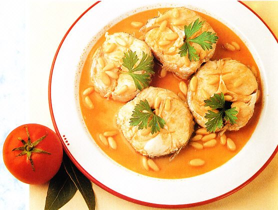 Merluza en salsa de piñones