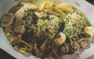Merluza en salsa verde con almejas, espárragos y huevo duro