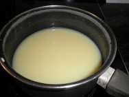 Mezclar un poco de nata con azúcar