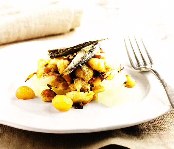 Migas con tocino curado y uvas