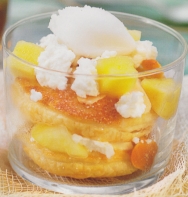 Milhojas crujiente de manzanas, requesón y helado de leche de cabra y miel