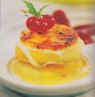 Milhojas de manzana, queso de cabra y coullis de frutas del bosque