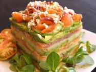 Milhojas de salmón, aguacate y patata