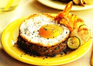 Minipisto con huevo y chips de veduras