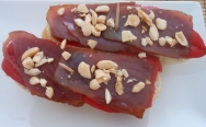Mojama aliñada con almendras y cebolla