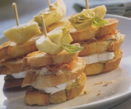 Montaditos de jamón, queso de cabra  y alcachofas