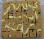 Montaditos de tomates y olivas negras con cheesecake de ricotta y orégano