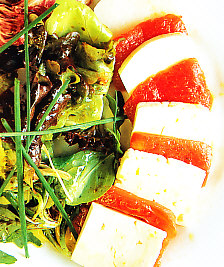 Mosaico de tomate confitado y queso