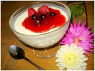 Mousse de yogur con frutos rojos