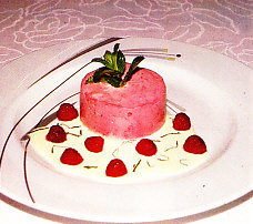 Mousse helada de frambuesa con crema de naranja a la menta