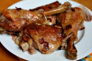 Muslos de pavo guisados con salsa de cebolla y zanahoria