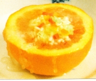 Naranjas rellenas de arroz y frutas en almíbar
