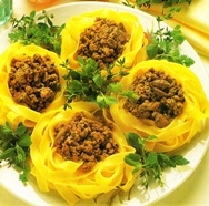 Nidos de cintas con salsa de carne