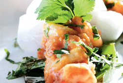 Nopal a la plancha con salteado de gambas picantes y láminas de jicama