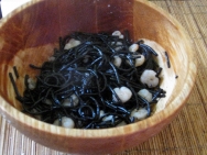 Otra foto de espagueti de pasta con tinta negra de sepia