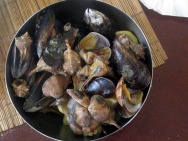 Otra foto de Mariscada de almejas, cañaillas y mejillones