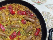 Paella de arroz con salchichas