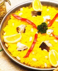 Paella de congrio con judías blancas