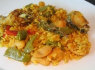 Paella de pollo y conejo