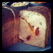 Pan flamenco con queso y tomates secos
