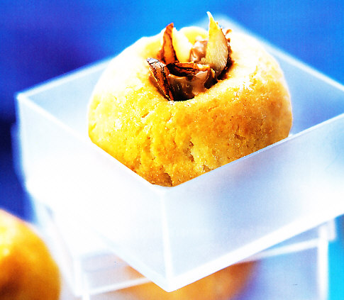 Panellets de avellana y regaliz, rellenos de chocolate