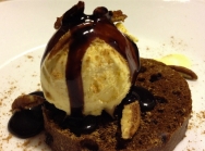 Panettone con helado y cremoso de chocolate