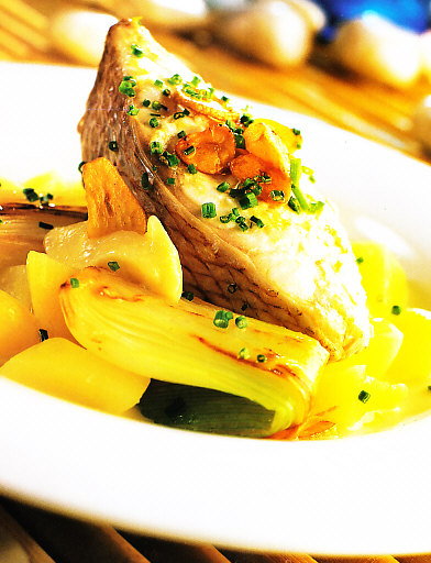 Pargo con alioli, cebolla tierna y patatas.