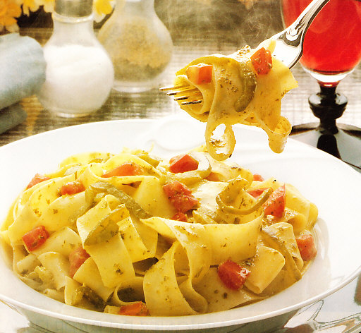 Parpadelle al pesto con pimientos y tomates