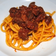 Pasta al ajo con carne de cerdo adobada