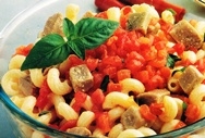 Pasta con bonito y vinagreta de albahaca