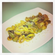 Pasta con pollo, salsa de azafrán y soja con nieve de parmesano