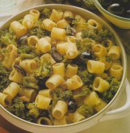 Pasta corta con anchoas y aceitunas negras