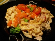 Pasta fresca con salmón, roquefort y albahaca
