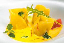 Pasta fresca panzeratto rellena de gambas y rúcula con crema de azafrán y brócoli