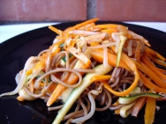 Pasta fría con verduras, brotes y aceitunas
