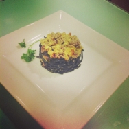 Pasta negra con picadillo de ternera al orégano, salsa de shiitake y puerro con costra de queso idiazabal