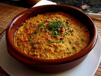 Pastel chileno de maíz (choclo) con carne y pollo