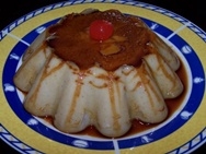 Pastel de arroz con leche y frutas al ron