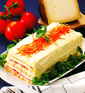 Pastel de atún, anchoas y queso.