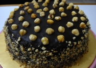 Pastel de chocolate con avellanas