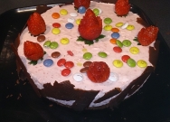 Pastel de chocolate y mousse de fresas
