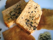 Pastel de escorpora con pasta crujiente y vinagreta de sésamo