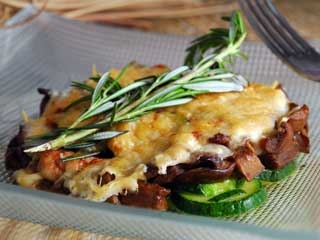 Pastel de hongos y calabacín con paté de foie-gras