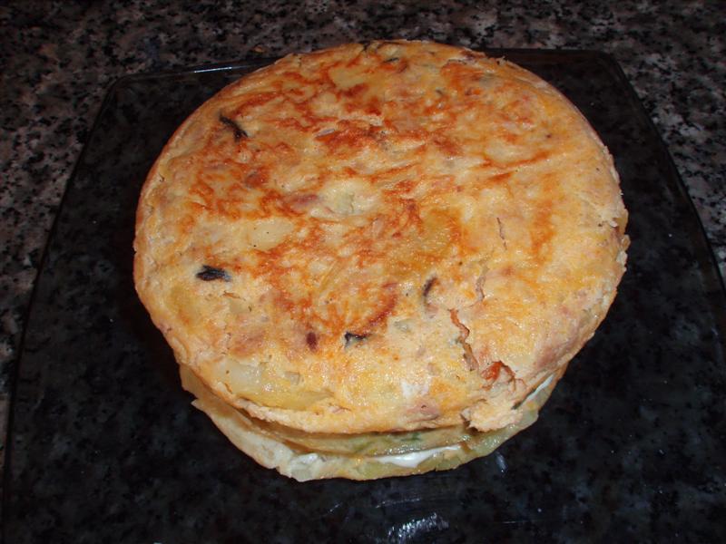 Pastel de tortilla con conservas
