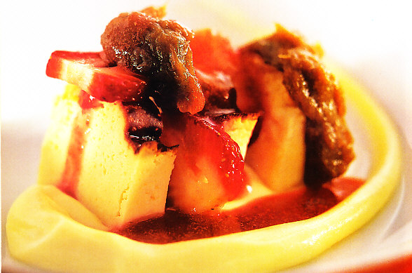 Pastel de yogurt con crema de chocolate blanco, ruibarbo y fresa