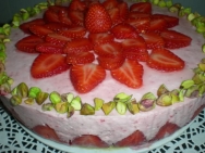 Pastel helado de fresones y pistachos
