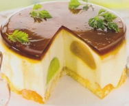 Pastel relleno de bolas de toffe y de te macha
