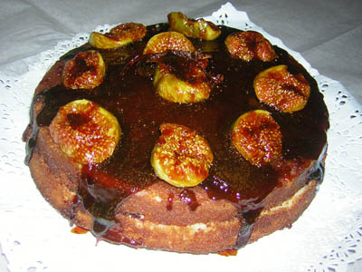 Pastel relleno de mermelada de moras con higos caramelizados