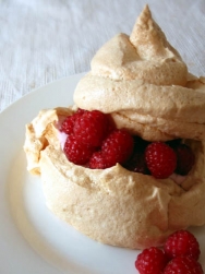 Pasteles de merengue y frambuesas